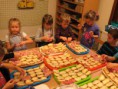 /album/priprava-pohosteni-pro-maminky-na-vanocni-posezeni-18-12-2013/img-8557-jpg/