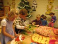 /album/priprava-pohosteni-pro-maminky-na-vanocni-posezeni-18-12-2013/img-8571-jpg1/