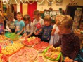 /album/priprava-pohosteni-pro-maminky-na-vanocni-posezeni-18-12-2013/img-8579-jpg/